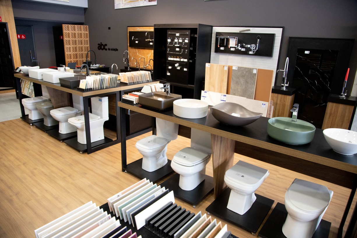 Showroom da ABC da Solução com exposição de produtos e acabamentos