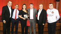 Grupo posa durante evento do Bradesco